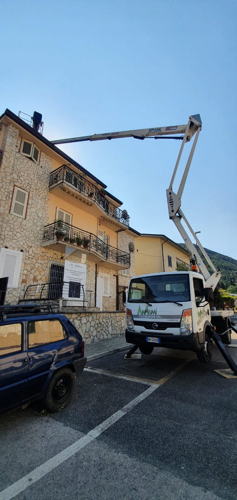 Piattaforma aerea al lavoro sulla facciata di una palazzina