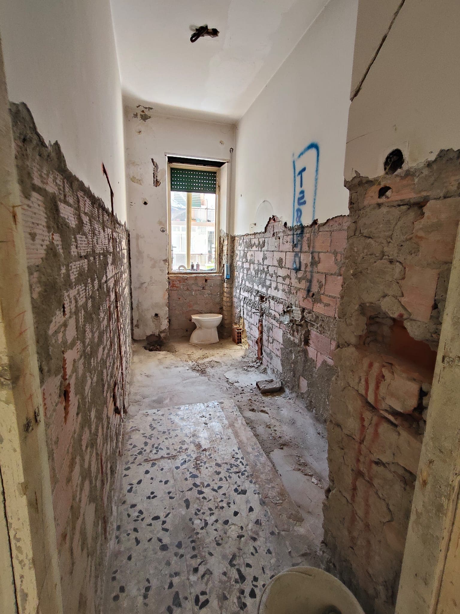 Fase di demolizione durante la ristrutturazione di un bagno