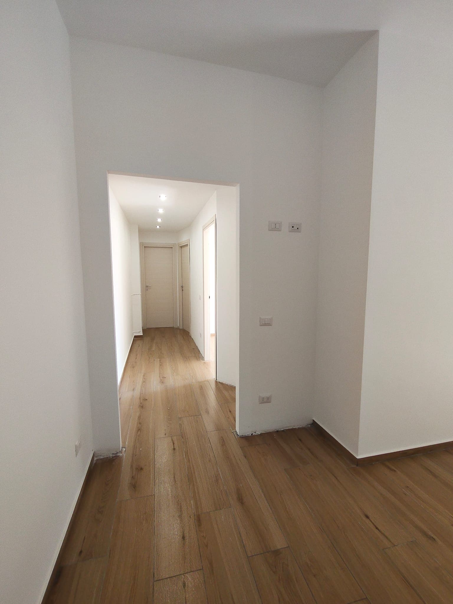 Corridoio ristrutturato con posa di parquet